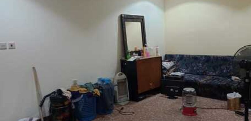 one single room for rent in 4 BHK apartment