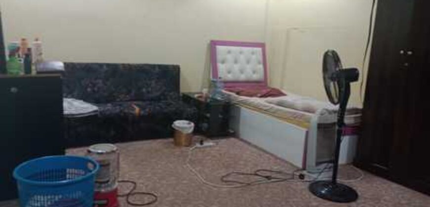 one single room for rent in 4 BHK apartment