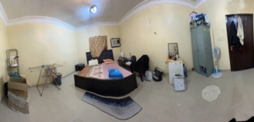 Single separate room and bathroom available for bachelor