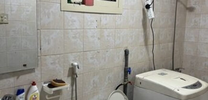 Single separate room and bathroom available for bachelor