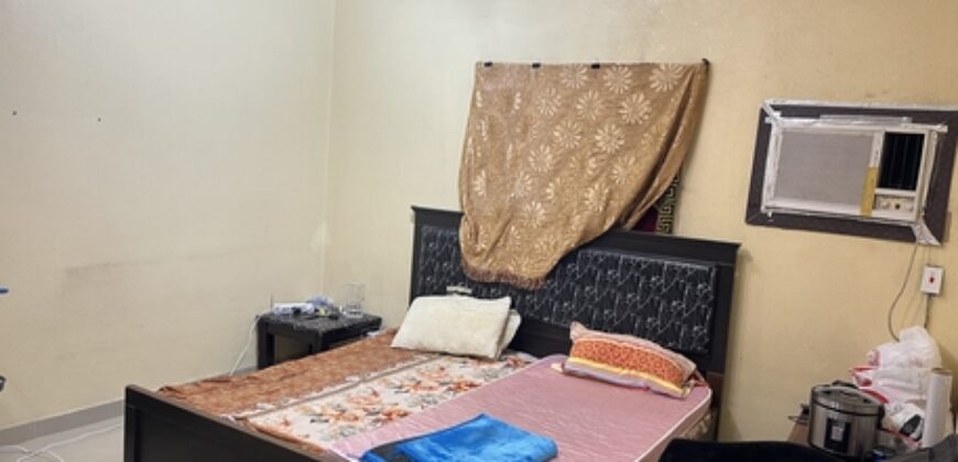 Single separate room and bathroom available for bachelor